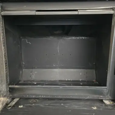 Intérieur d’un insert de cheminée propre après ramonage et aspiration des suies