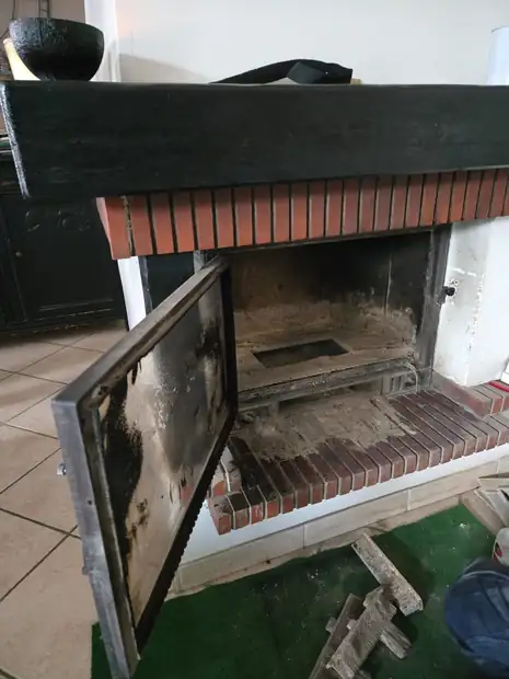 Insert de cheminée encrassé avant ramonage, porte ouverte, intervention Origine Flamme dans l’ouest lyonnais