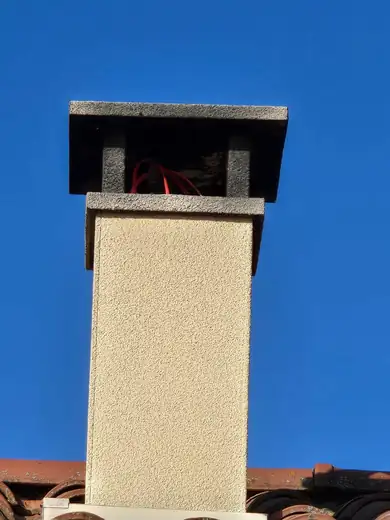 Souche de cheminée sur un toit de tuiles dans les monts du Lyonnais, chantier Origine Flamme